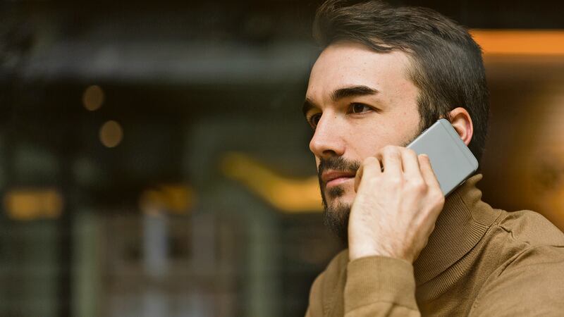 Un chico en durante una llamada telefónica.