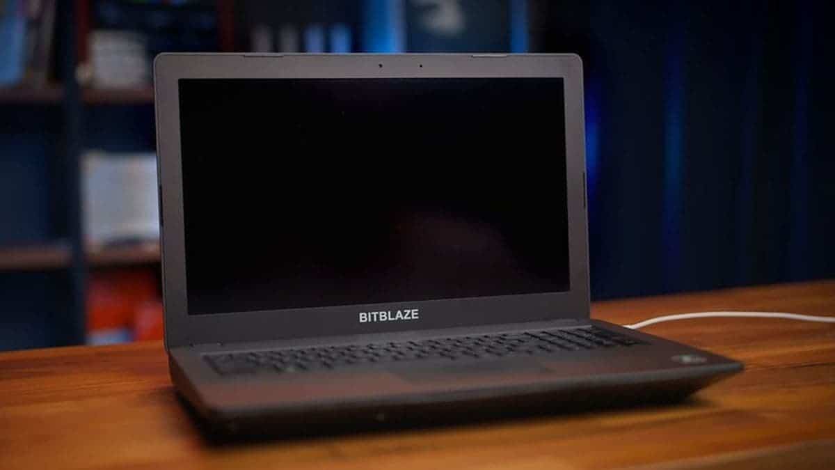 Así es la Bitblaze Titan BM15 de la empresa rusa Bitblaze, que muchos comparan con la Macbook de Apple.
