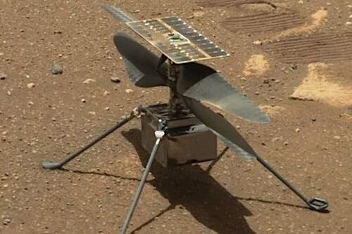 El perseverance de la NASA toma la primera imagen del helicóptero ingenuity solo, dañado y abandonado en Marte