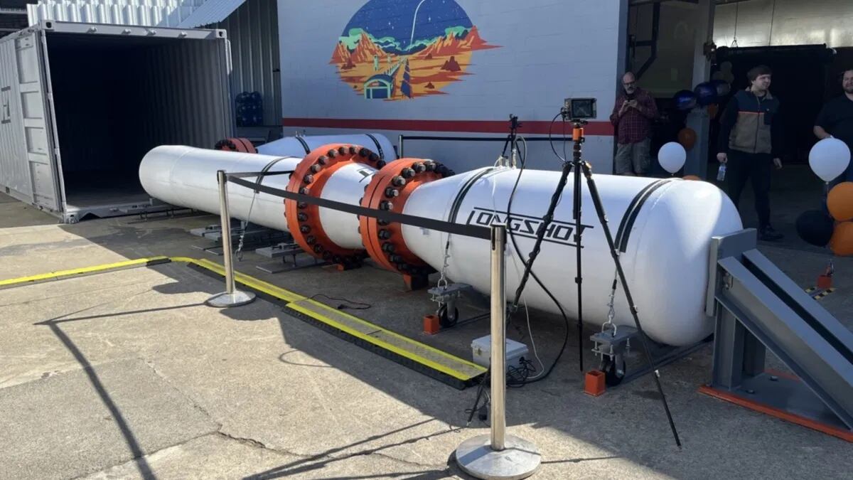 ¿Y si lanzamos satélites al espacio con un cañón? Esta empresa quiere hacerlo… al estilo USA