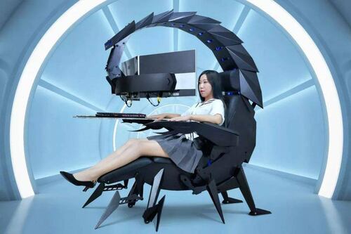 Es aerodinámica, se ajusta a tu comodidad y puede soportar una pantalla de 49 pulgadas: conoce la nueva silla “escorpión” de Cluvens