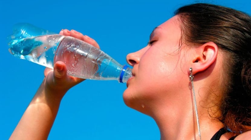 Como el alcohol es diurético y hace que las personas se deshidraten, dejar de beber permitirá tener más salud.