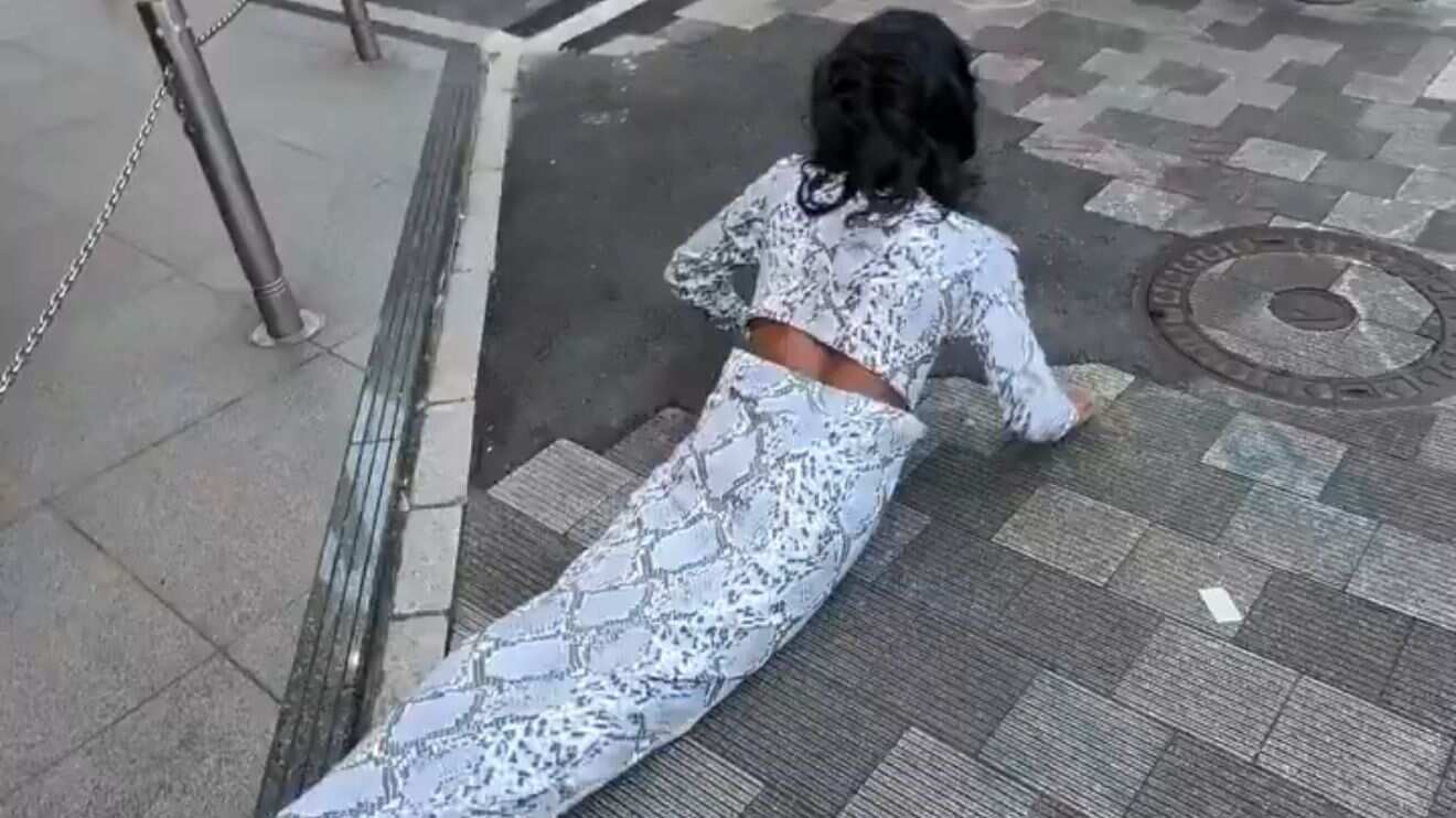 ¿Se identifica como serpiente?: influencer brasileño sorprende con insólito comportamiento en Japón