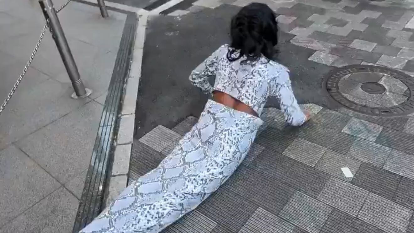 ¿Se identifica como serpiente?: influencer brasileño sorprende con insólito comportamiento en Japón