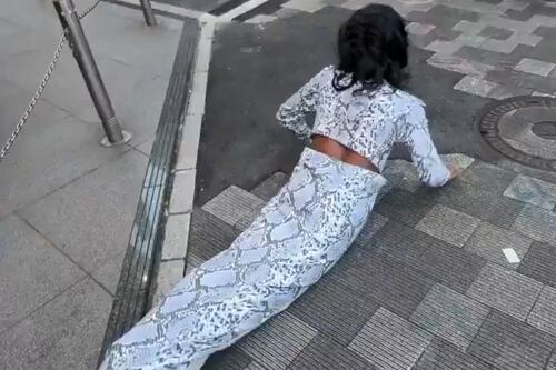 ¿Se identifica como serpiente?: influencer brasileño sorprende con insólito comportamiento en Japón