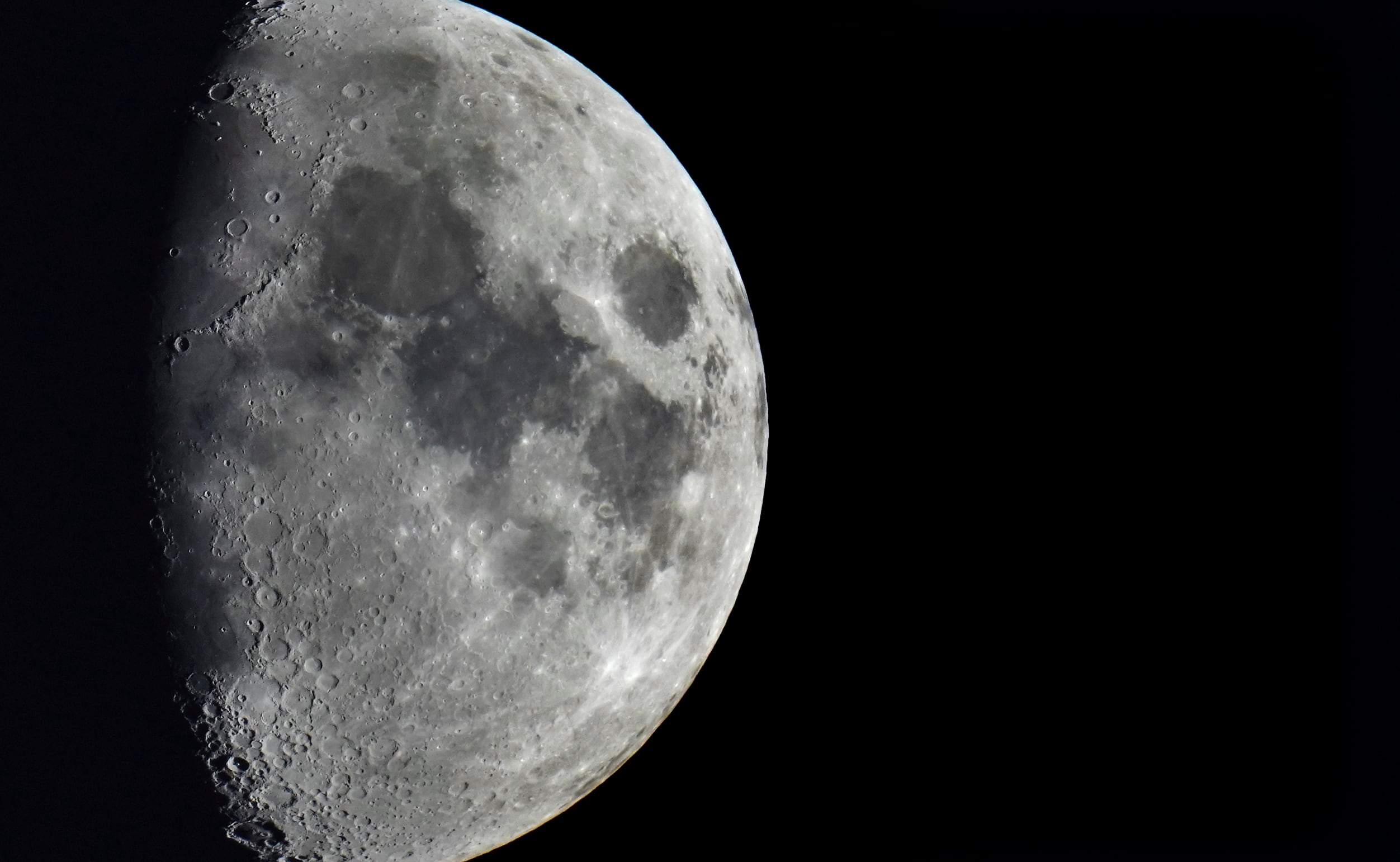 ARCHIVO – Cráteres de impacto cubren la superficie de la Luna, vista desde Berlín, Alemania, el martes 11 de enero de 2022. La Luna está a punto de recibir el impacto de tres toneladas de basura espacial, un golpe que creará un cráter donde cabrían varios camiones con remolque. (AP Foto/Michael Sohn, Archivo)