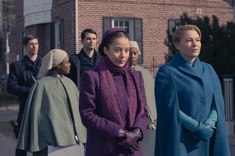 La serie ‘Los testamentos’ , protagonizada por Chase Infinity, llega como una continuación natural del universo de ‘El Cuento De La Criada’, con una mirada renovada que se centra en una generación que no conoció el mundo previo a Gilead. Foto: Disney.