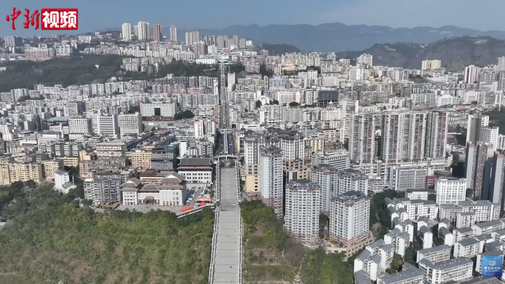 Escalera mecánica más grande del mundo - YouTube 中国新闻社