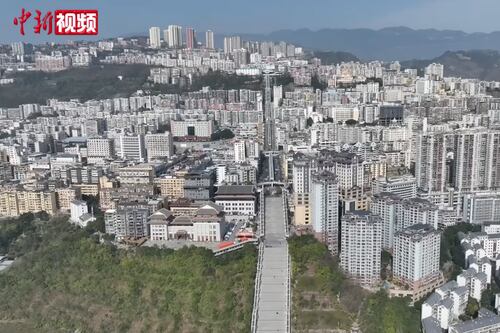 La “Ciudad Vertical” se supera: Chongqing inaugura un sistema de escaleras para subir 80 pisos en la montaña