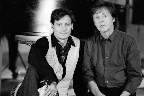 Paul McCartney muestra su apoyo a Johnny Depp en un concierto