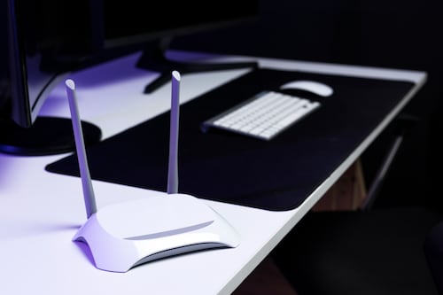 Agujeros negros de señal: El error físico que cometes al esconder tu router WiFi en una esquina