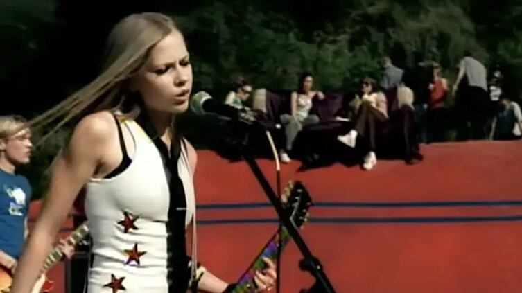 Avril Lavigne recordó todo el entramado de lo que fue lanzarse al mundo musical con este primer tema ‘Complicated’ que sigue más vigente que nunca.