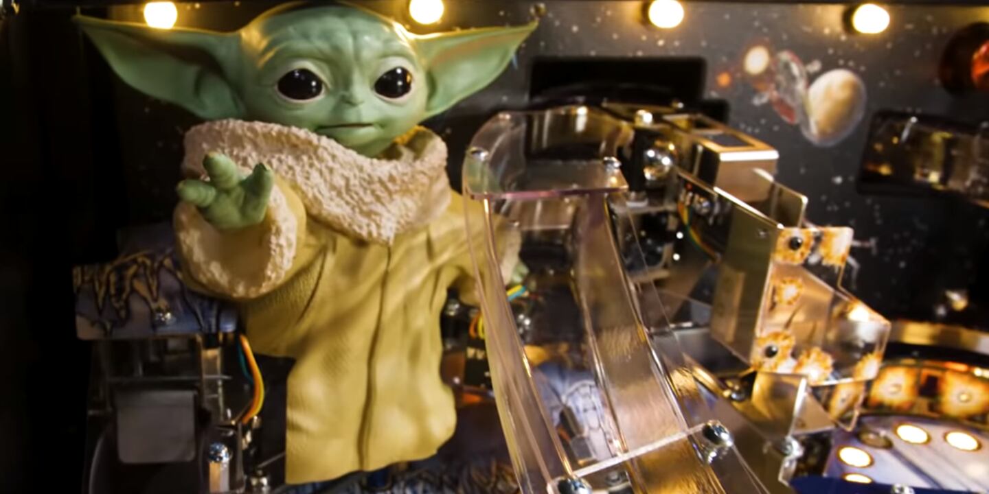 Star Wars The Mandalorian lanza mesa de pinball con un Baby Yoda que