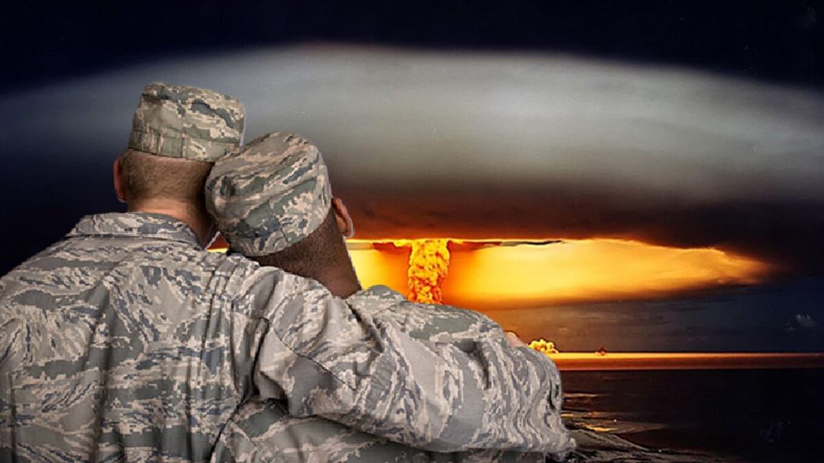 Soldados contemplando la explosión de una bomba - Montaje Alberto Sandoval