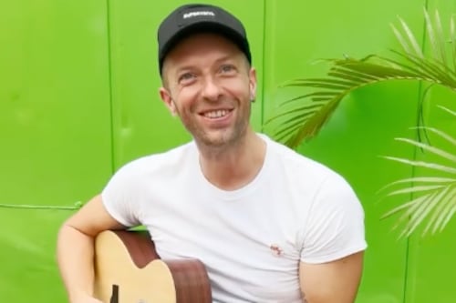 Vocalista de Coldplay sorprende a pareja dedicándoles una canción en un bar