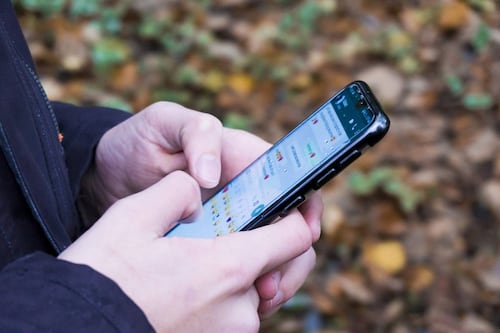 Silencio digital: Las razones psicológicas detrás de quienes solo leen y jamás escriben en WhatsApp