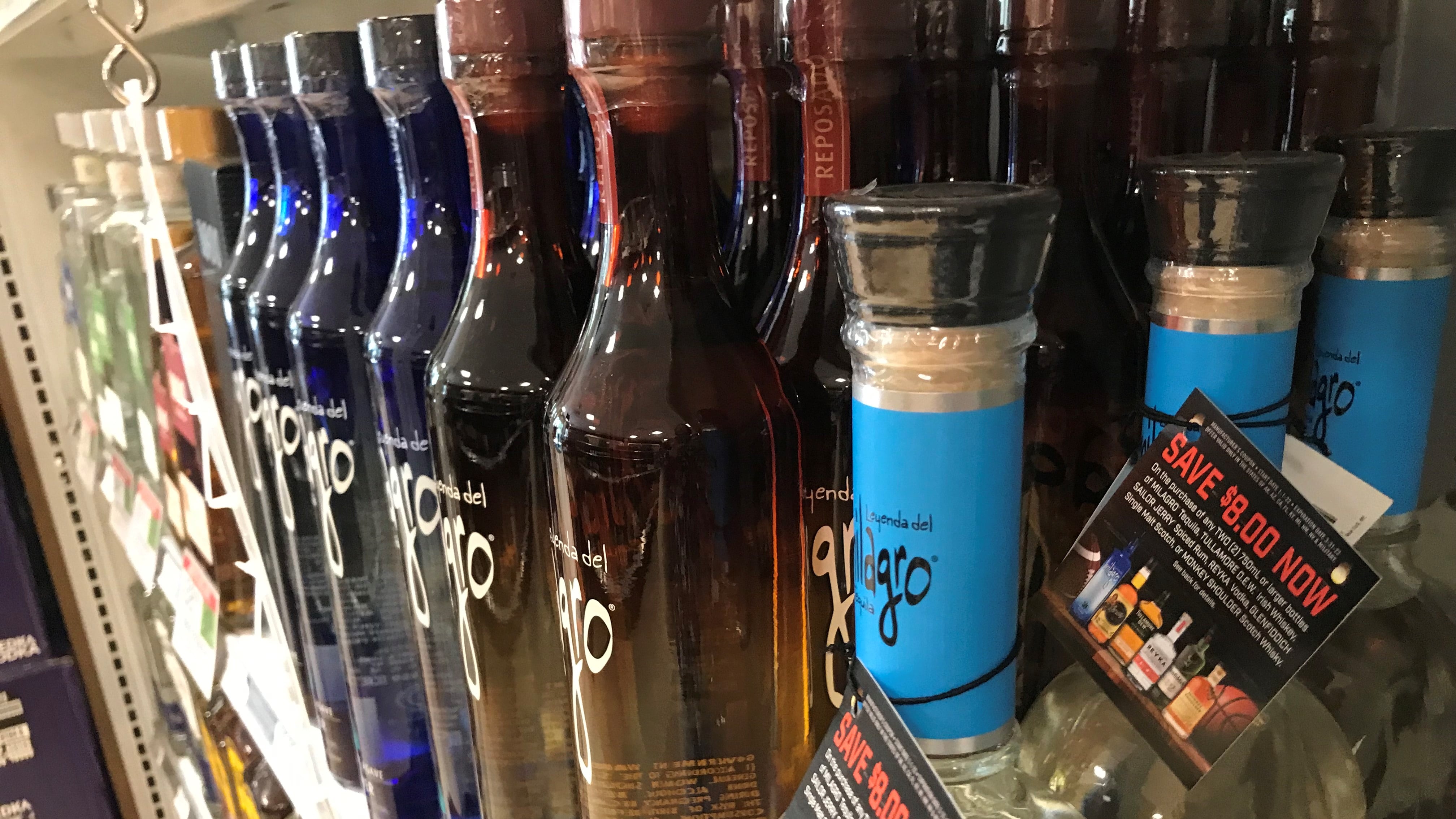 Estantería con botellas de licor. Imagen de referencia.