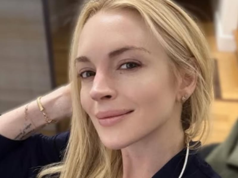 “Más joven que nunca”: Lindsay Lohan impacta con entallado look al estilo ‘Gatúbela’