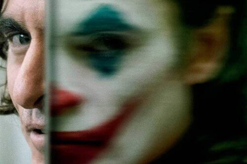 Video: Joaquin Phoenix va al cine a una función de Joker en LA y la gente le pide que ría