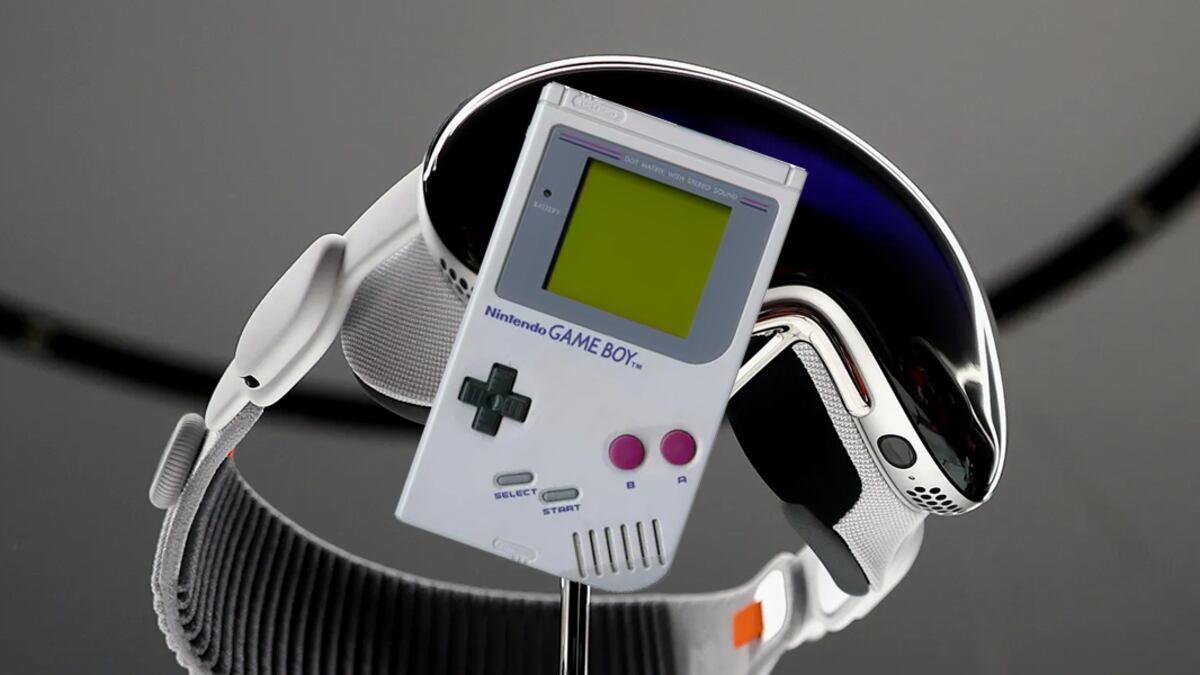 El casco de Realidad Mixta Apple Vision Pro tendrá pocas aplicaciones nativas, pero por lo menos ya corre juegos de la Game Boy.