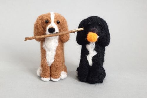 Artista inmortaliza cachorros con retratos de fieltro