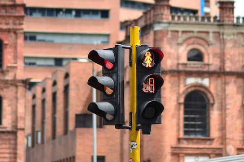 Un poco tarde: En Bogotá celebraron la instalación del primer semáforo con temporizador de la ciudad