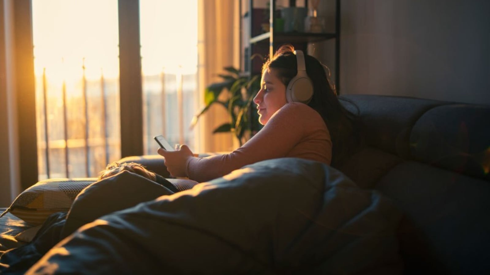 Persona escuchando con sus audífonos