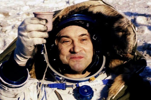 Quién es el astronauta con el récord de mayor tiempo en el espacio y cuántos días estuvo fuera de la Tierra