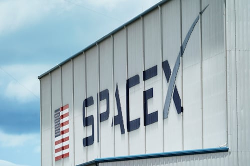 SpaceX se aburrió del espacio: Ahora estaría desarrollando un smartphone