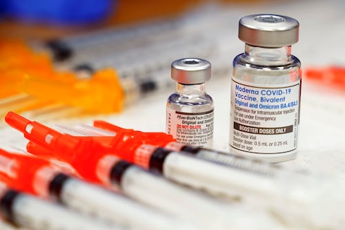 EEUU: Próxima ronda de vacunas contra COVID-19 se centrará en subvariante más reciente de omicrón