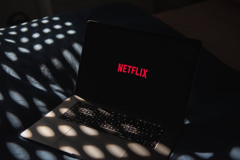Imagen genérica de una laptop reproduciendo Netflix