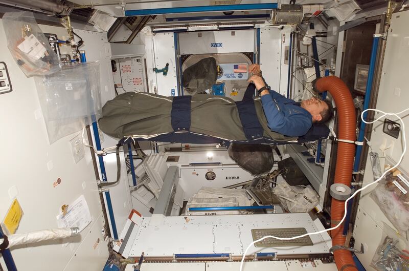 Astronauta durmiendo