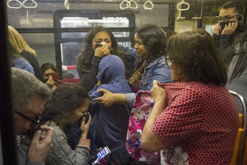 Metro de Santiago: Una televisión explotando en las vías se viraliza como expresión del descontento