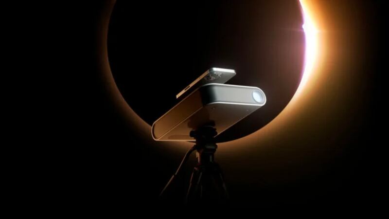 La empresa Vaonis presenta su nuevo telescopio para smartphones Hestia que te dejará tomar fotos a las estrellas como si fuera el James Webb.