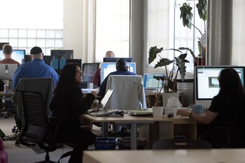 ¿Estás aislado por los audífonos en la oficina? Te contamos qué tan bueno o malo es