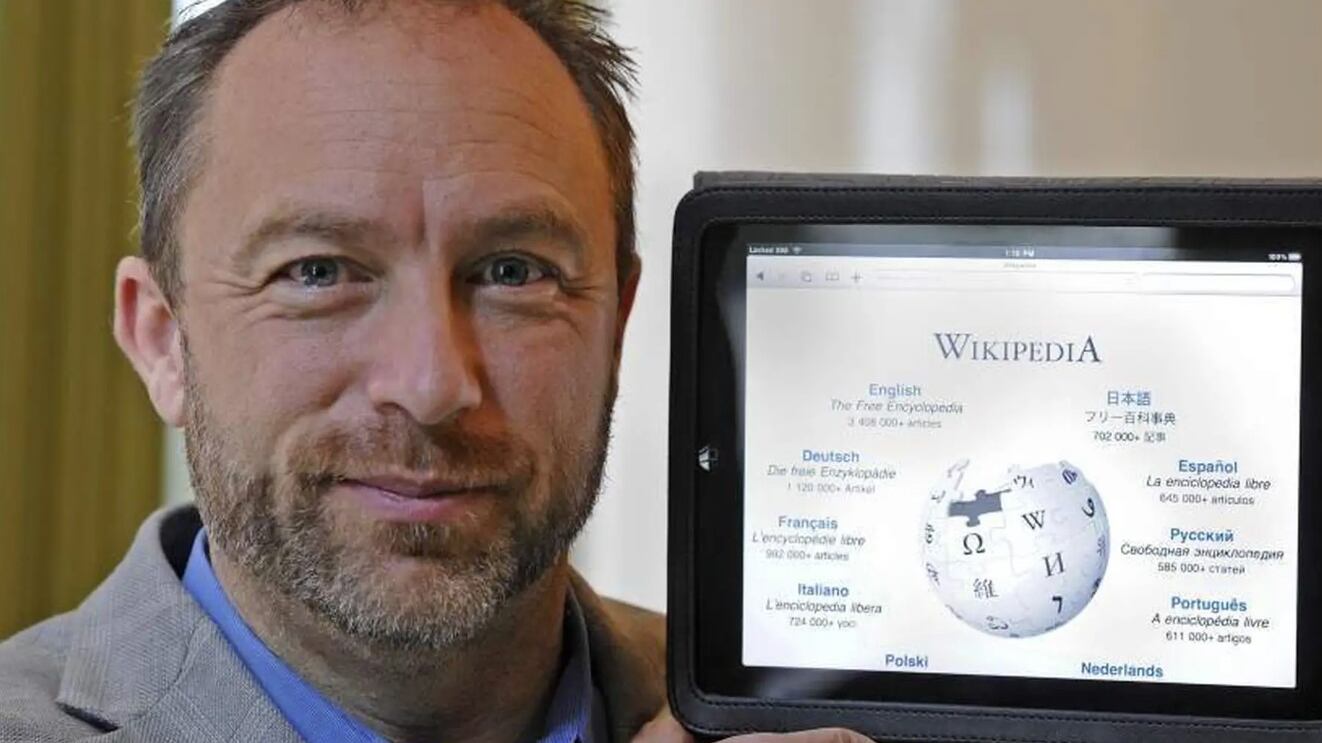 Wales muestra Wikipedia en una tablet.