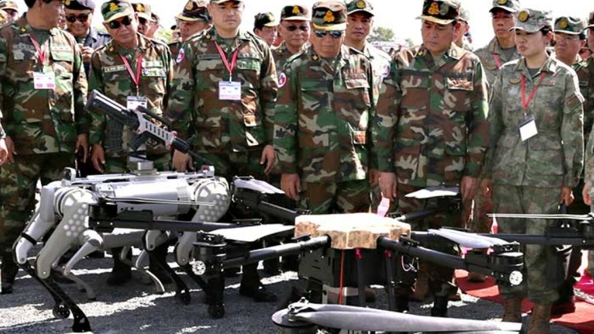 China presenta sus perros robots con ametralladoras en la espalda