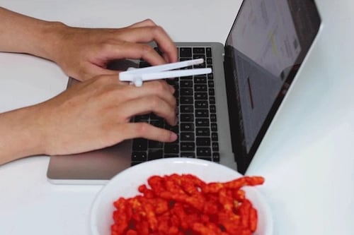 El Snactiv es la herramienta ideal para comer bocadillos mientras manipulas cualquier equipo electrónico