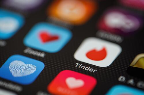 ¡Tinder se pone serio! Adiós a los ‘catfish’ y bots: la verificación facial obligatoria llega para poner orden