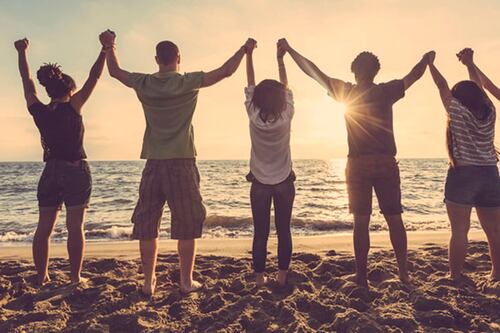 Las amistades correctas para ser más feliz, según estudio de Harvard