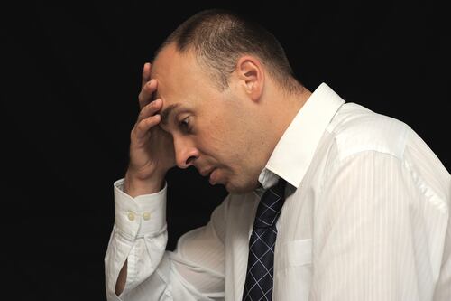 Si tu celular se cae al agua ¡Deja de hacer esto!