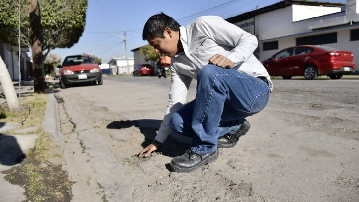 Así es el pavimento autorregenerativo "antibaches"