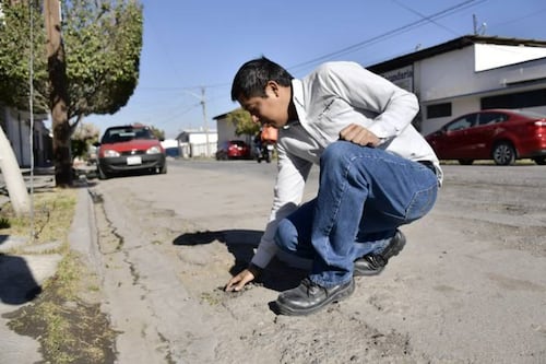 Un estudiante de México inventó un pavimento “antibaches” que se regenera automáticamente con agua