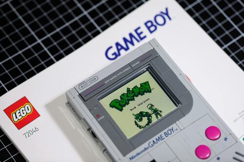 Una modder convierte el set LEGO Game Boy en una consola real y completamente funcional con hardware de Nintendo