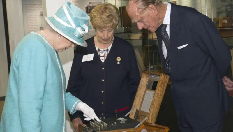 La reina Isabel y el príncipe Felipe examinan una máquina de codificación alemana Enigma en 2011. El equipo de Alan Turing pudo descifrar el código durante la Segunda Guerra Mundial