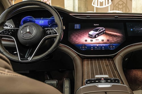 Mercedes-Benz da un giro: Sus propios datos confirman que los botones físicos son más seguros que las pantallas