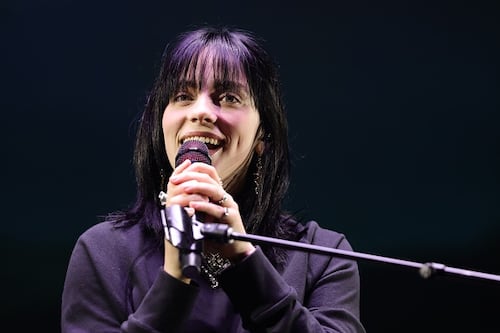 Billie Eilish sufre por la IA tras modificación de foto para convertirla en imagen íntima