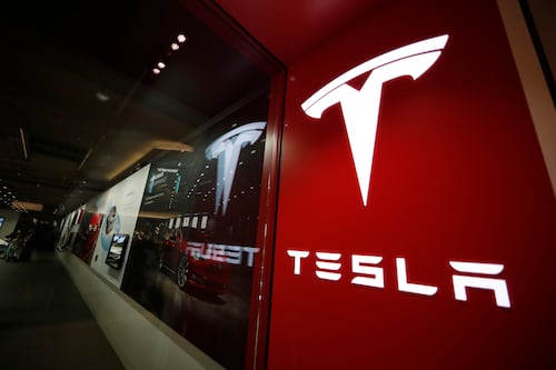 Tesla se convierte en eléctrica: Elon Musk recibe luz verde para vender energía en Gran Bretaña