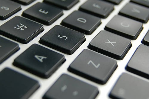 Apple patenta teclado a prueba de migas, saliva y otros elementos