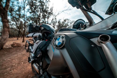 BMW lanza unos lentes de realidad aumentada que pone el panel de las motos en los ojos del usuario